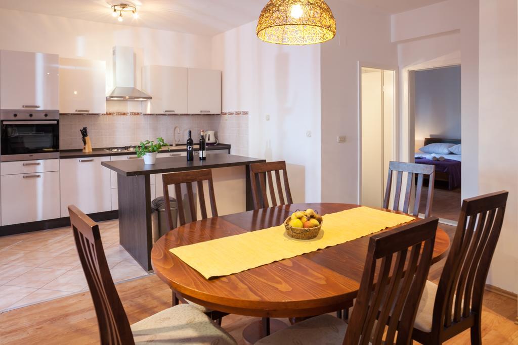 Apartments Fiona - Away From City Crowds Макарска Номер фото